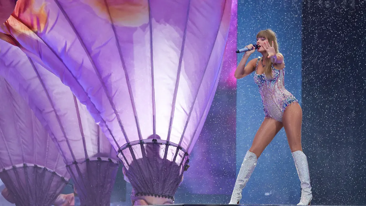 US-Sängerin Taylor Swift singt im Volksparkstadion auf der Bühne. Es ist das vierte Deutschland-Konzert im Rahmen ihrer „The Eras Tour”. 