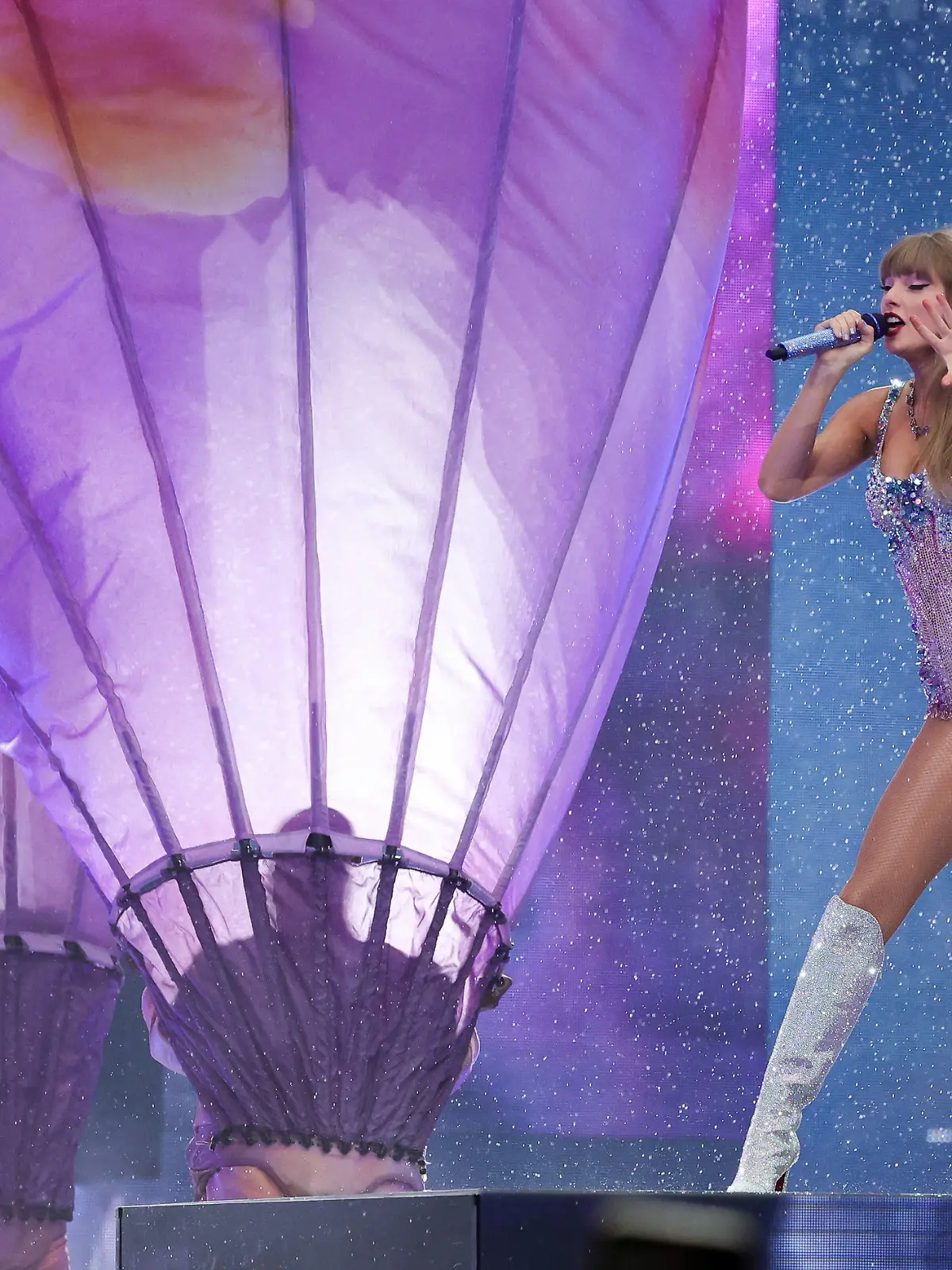 US-Sängerin Taylor Swift singt im Volksparkstadion auf der Bühne. Es ist das vierte Deutschland-Konzert im Rahmen ihrer „The Eras Tour”. 