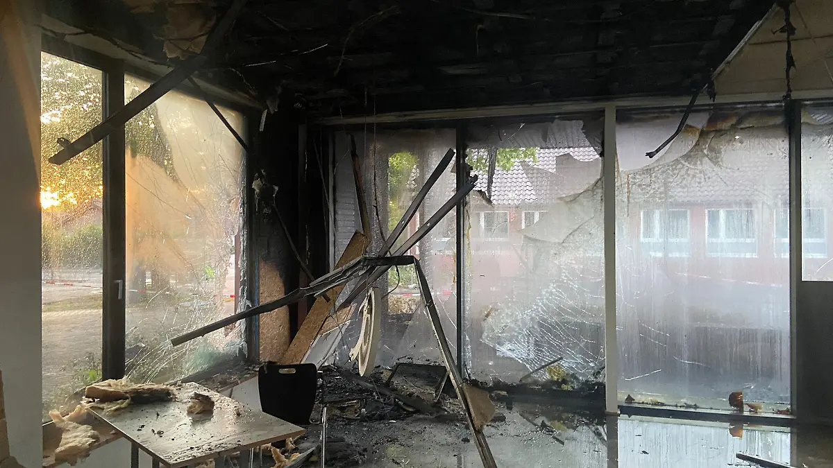 Innen ist das Ausmaß des Brandes in der Mensa der Ludwig-Povel-Schule zu erkennen.