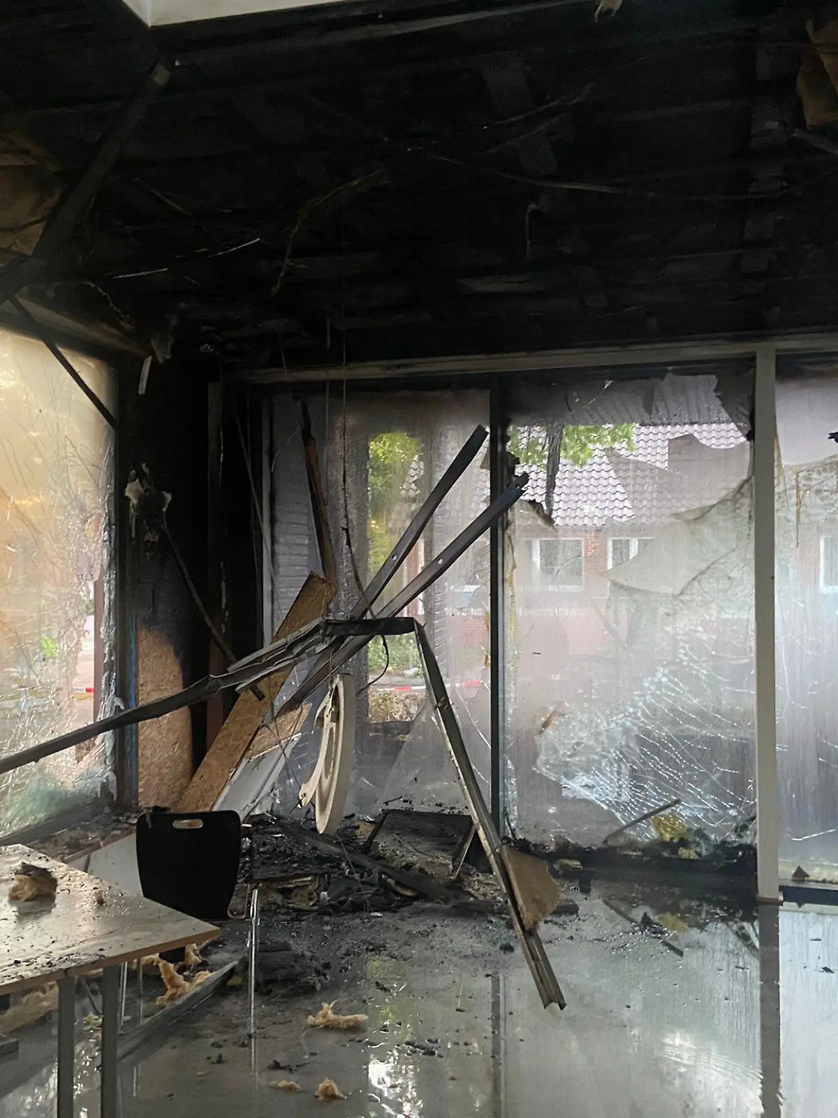 Innen ist das Ausmaß des Brandes in der Mensa der Ludwig-Povel-Schule zu erkennen.