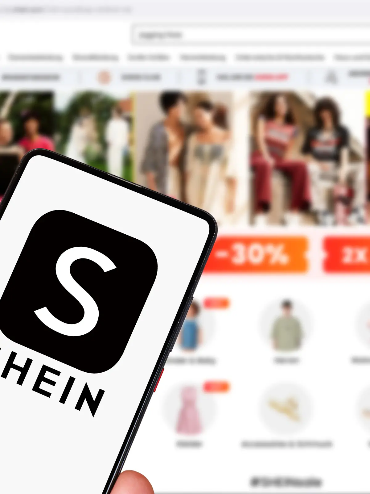 Das Shein Logo auf einem Handy und Computer