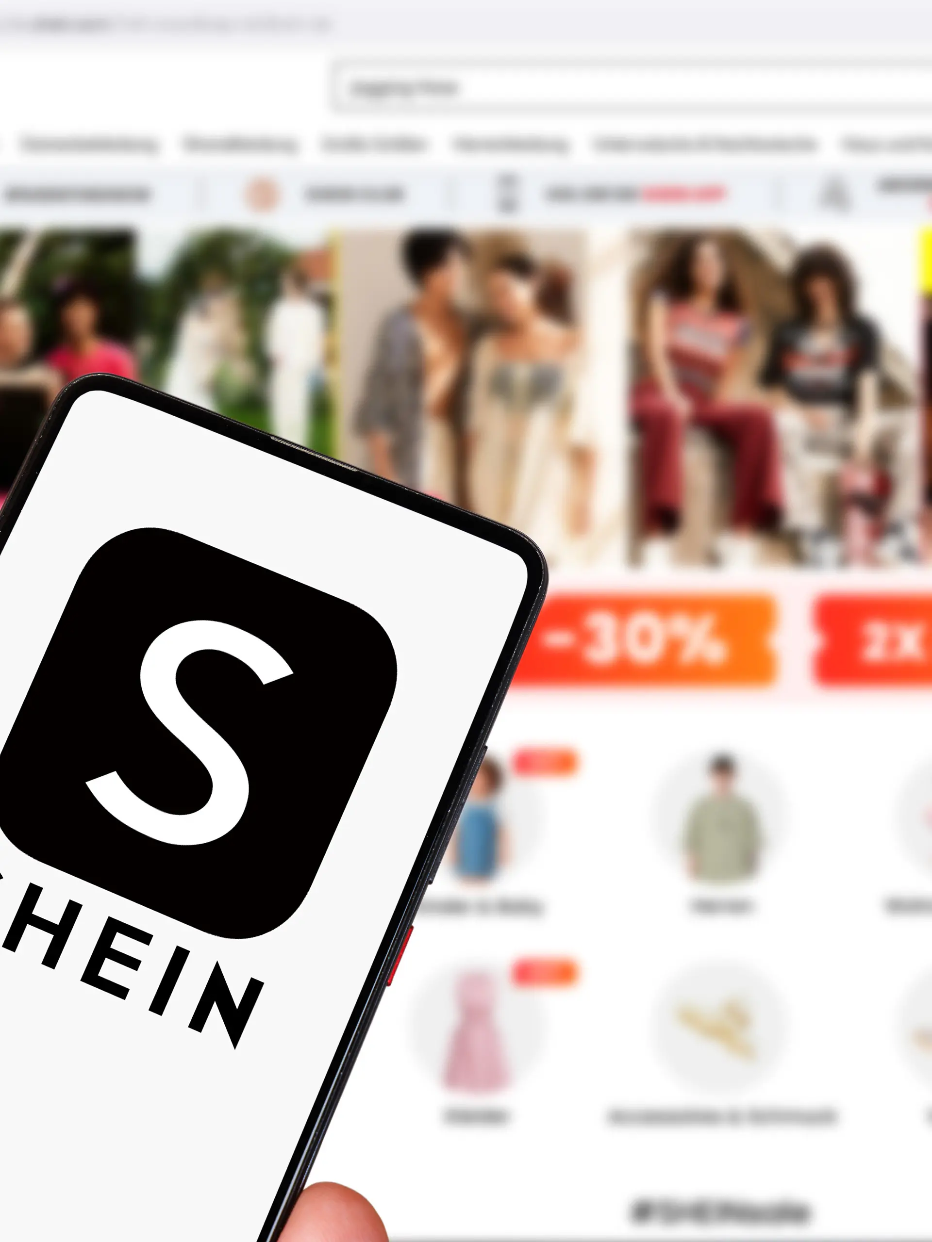 Das Shein Logo auf einem Handy und Computer