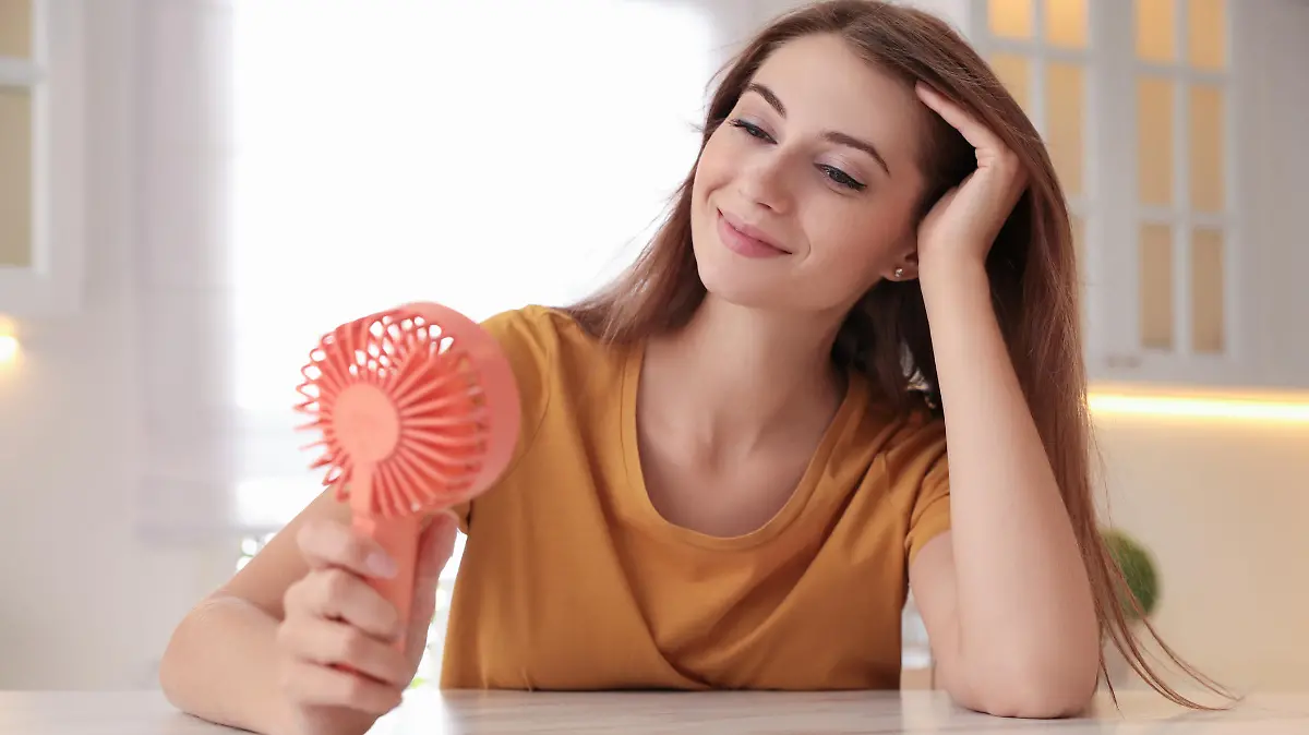Frau mit Handventilator