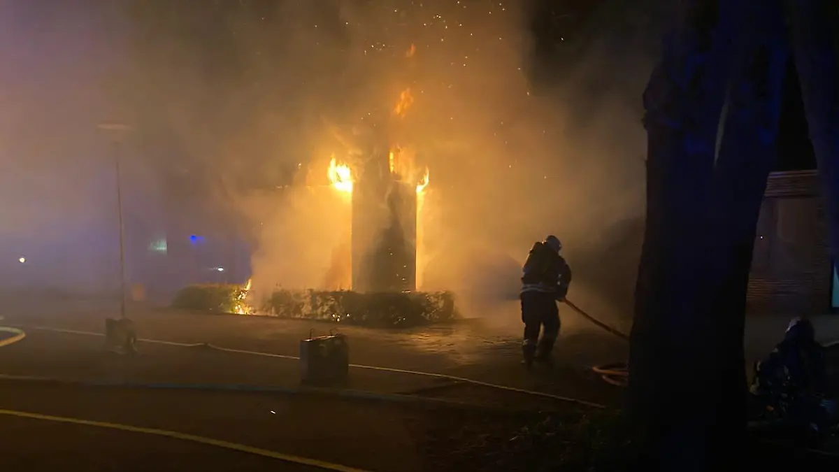 Feuerwehrmänner versuchten den Brand in der Mensa der Ludwig-Povel-Schule zu löschen.