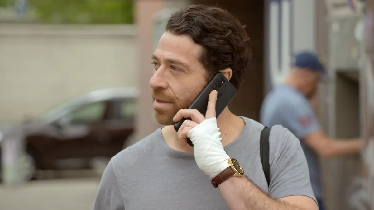 GZSZ-Folge 8074 vom 25. Juli 2024 auf RTL+ : Carlos will seine Zelte in  Berlin abbrechen