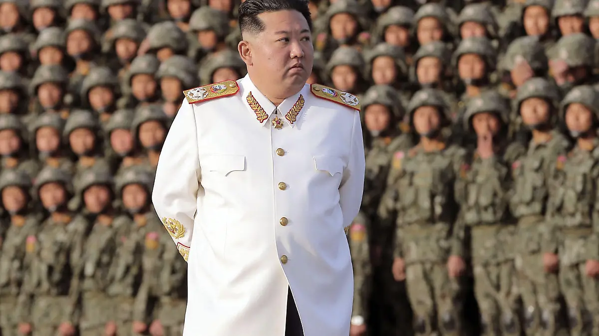 HANDOUT - 27.04.2022, Nordkorea, ---: Diese von der staatlichen nordkoreanischen Nachrichtenagentur KCNA zur Verfügung gestellte Aufnahme zeigt Kim Jong Un, Machthaber von Nordkorea, mit einer weißen Marshal-Uniform vor Soldaten während eines Fototermins. Die Soldaten nahmen am 25.04.2022 an einer Militärparade in Pjöngjang anlässlich des 90-jährigen Bestehens der Koreanischen Revolutionären Volksarmee teil. Foto: -/KCNA/dpa - ACHTUNG: Nur zur redaktionellen Verwendung und nur mit vollständiger Nennung des vorstehenden Credits +++ dpa-Bildfunk +++