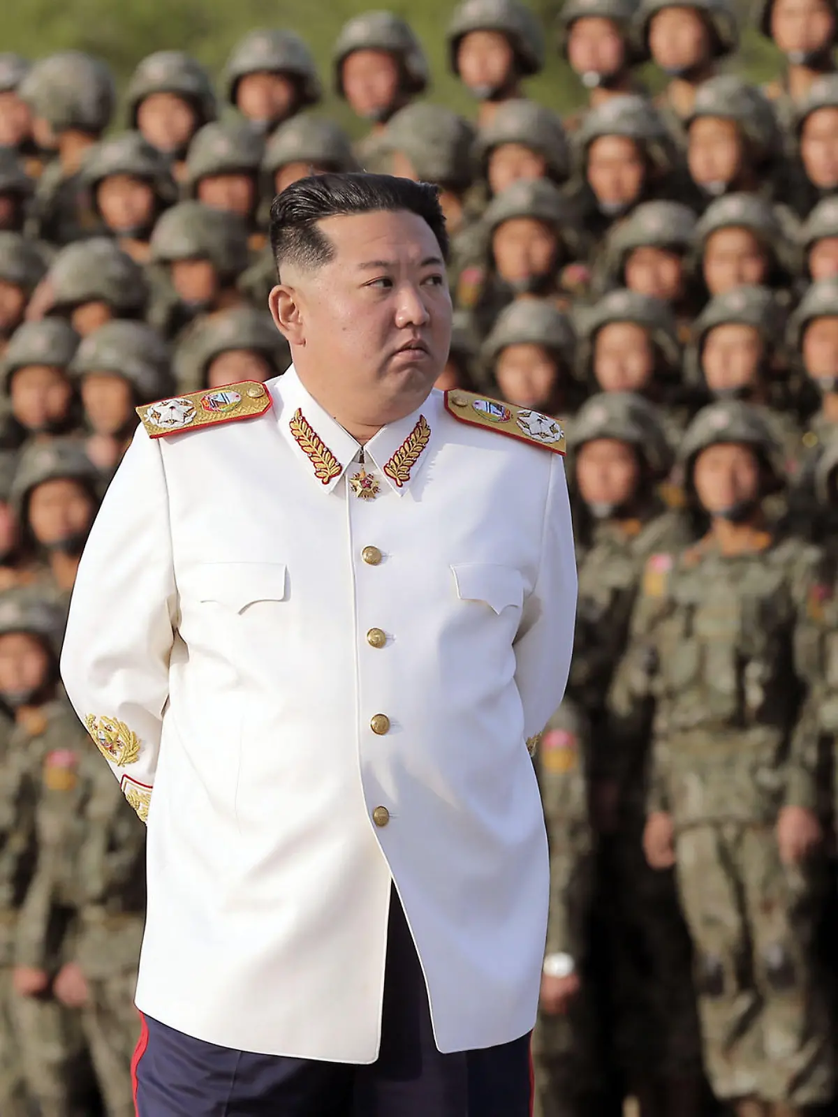 HANDOUT - 27.04.2022, Nordkorea, ---: Diese von der staatlichen nordkoreanischen Nachrichtenagentur KCNA zur Verfügung gestellte Aufnahme zeigt Kim Jong Un, Machthaber von Nordkorea, mit einer weißen Marshal-Uniform vor Soldaten während eines Fototermins. Die Soldaten nahmen am 25.04.2022 an einer Militärparade in Pjöngjang anlässlich des 90-jährigen Bestehens der Koreanischen Revolutionären Volksarmee teil. Foto: -/KCNA/dpa - ACHTUNG: Nur zur redaktionellen Verwendung und nur mit vollständiger Nennung des vorstehenden Credits +++ dpa-Bildfunk +++