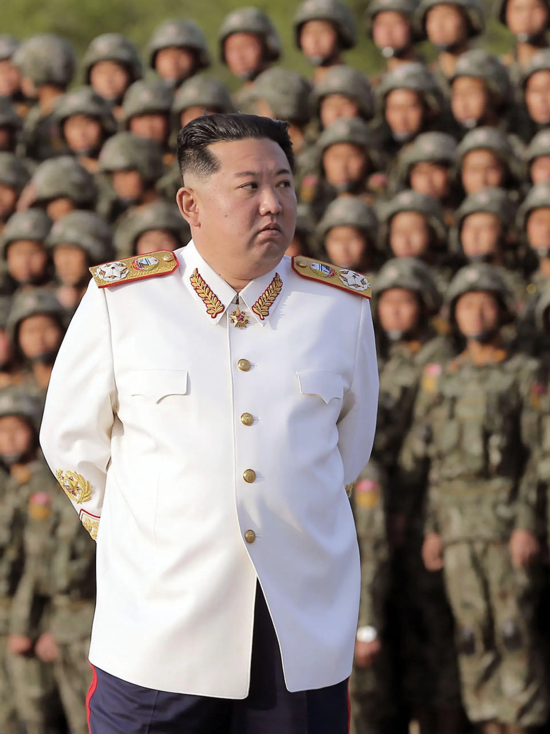 HANDOUT - 27.04.2022, Nordkorea, ---: Diese von der staatlichen nordkoreanischen Nachrichtenagentur KCNA zur Verfügung gestellte Aufnahme zeigt Kim Jong Un, Machthaber von Nordkorea, mit einer weißen Marshal-Uniform vor Soldaten während eines Fototermins. Die Soldaten nahmen am 25.04.2022 an einer Militärparade in Pjöngjang anlässlich des 90-jährigen Bestehens der Koreanischen Revolutionären Volksarmee teil. Foto: -/KCNA/dpa - ACHTUNG: Nur zur redaktionellen Verwendung und nur mit vollständiger Nennung des vorstehenden Credits +++ dpa-Bildfunk +++
