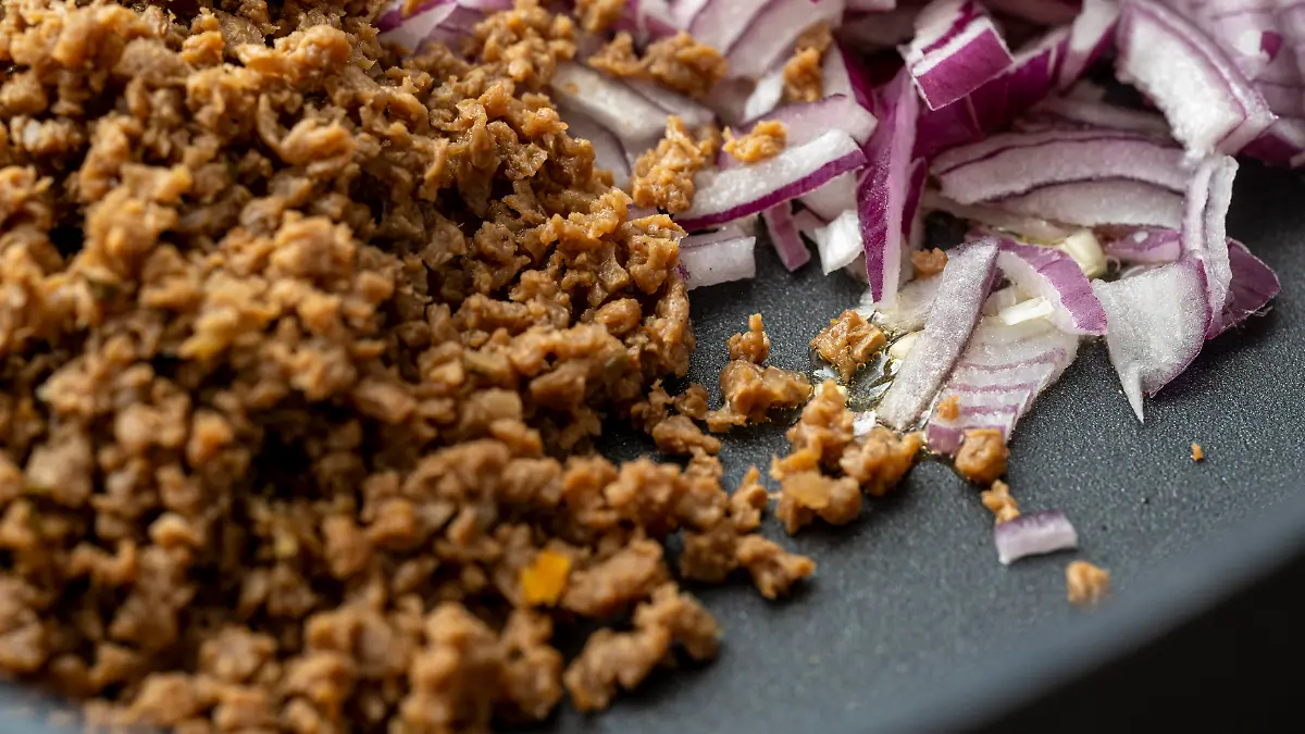 Wie gut ist veganes Hack? Die Stiftung Warentest macht den Test. 