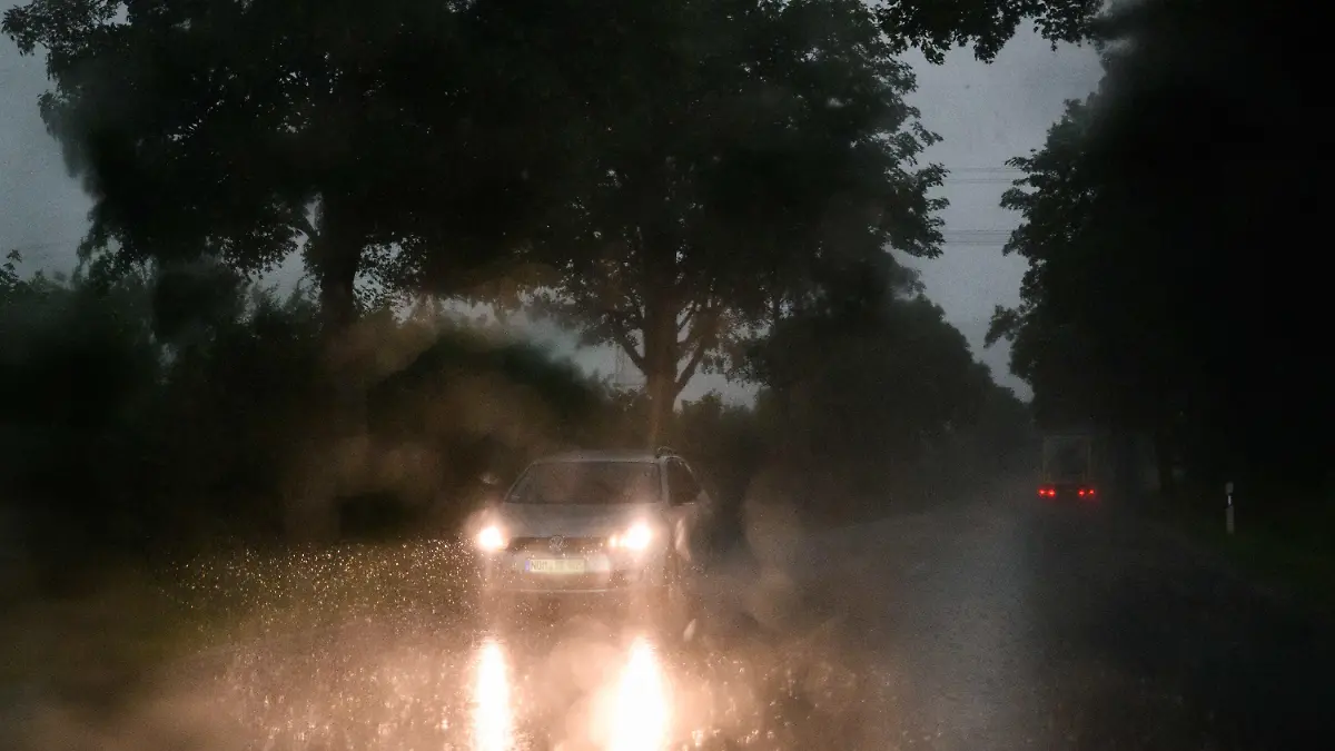 22.06.2023, Niedersachsen, Einbeck: Ein Auto fährt während eine Unwetters bei Starkregen über die Bundesstraße B3 im Landkreis Northeim. Foto: Julian Stratenschulte/dpa +++ dpa-Bildfunk +++