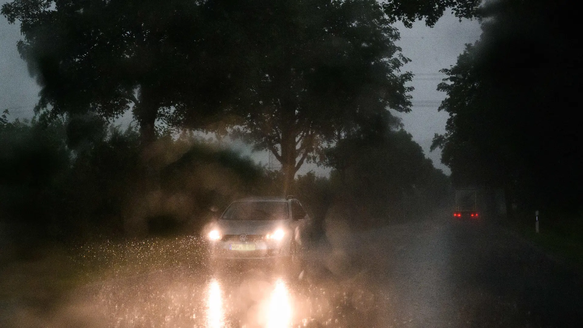 22.06.2023, Niedersachsen, Einbeck: Ein Auto fährt während eine Unwetters bei Starkregen über die Bundesstraße B3 im Landkreis Northeim. Foto: Julian Stratenschulte/dpa +++ dpa-Bildfunk +++