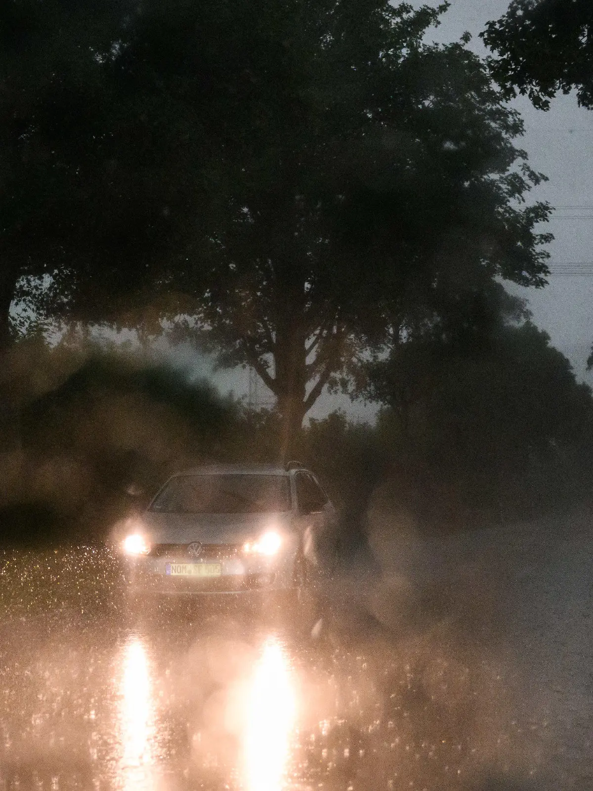 22.06.2023, Niedersachsen, Einbeck: Ein Auto fährt während eine Unwetters bei Starkregen über die Bundesstraße B3 im Landkreis Northeim. Foto: Julian Stratenschulte/dpa +++ dpa-Bildfunk +++