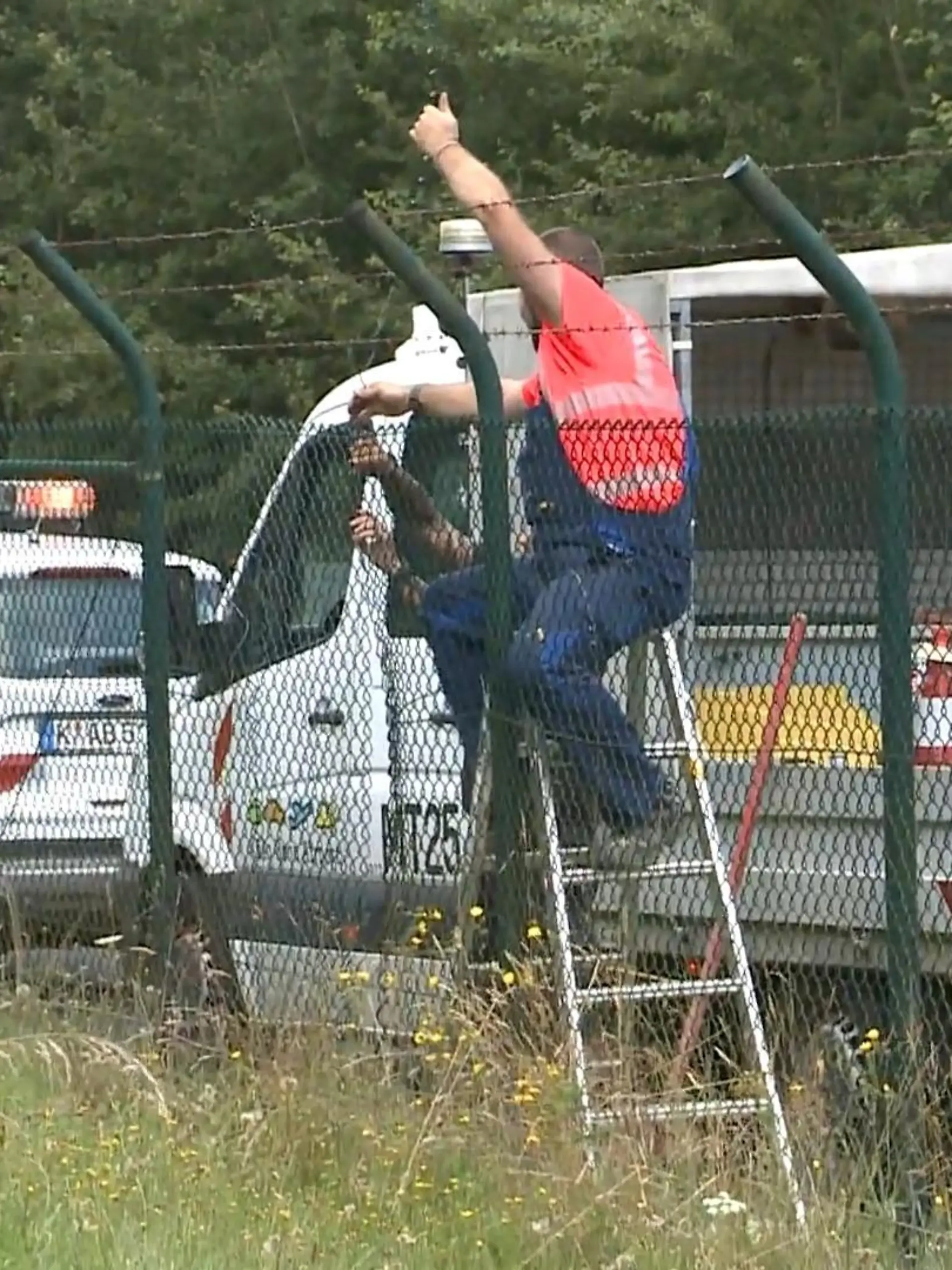 Bild zu: "Klimakleber blockieren Flughafen"