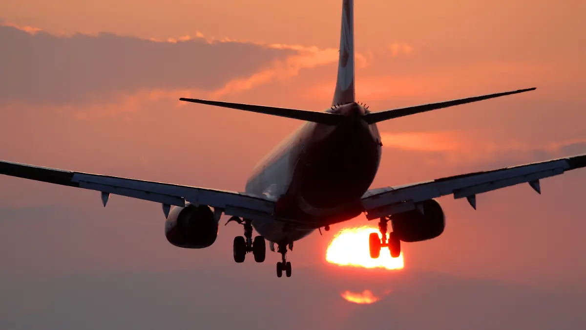 Verbrennungen dritten Grades zieht sich ein Junge mit heißem Tee zu - und weil das Ganze in einem Flugzeug passiert, muss der Flieger seinen Flug unterbrechen. (Symbolfoto)