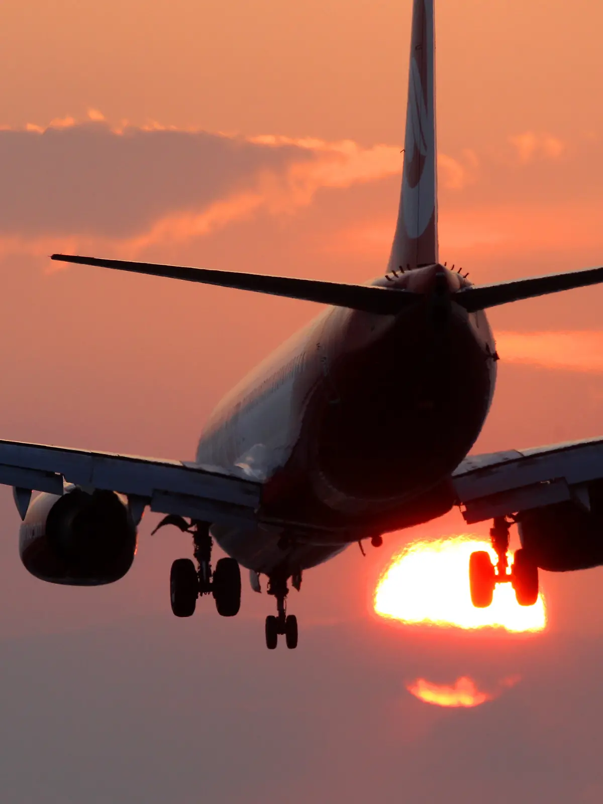 Verbrennungen dritten Grades zieht sich ein Junge mit heißem Tee zu - und weil das Ganze in einem Flugzeug passiert, muss der Flieger seinen Flug unterbrechen. (Symbolfoto)