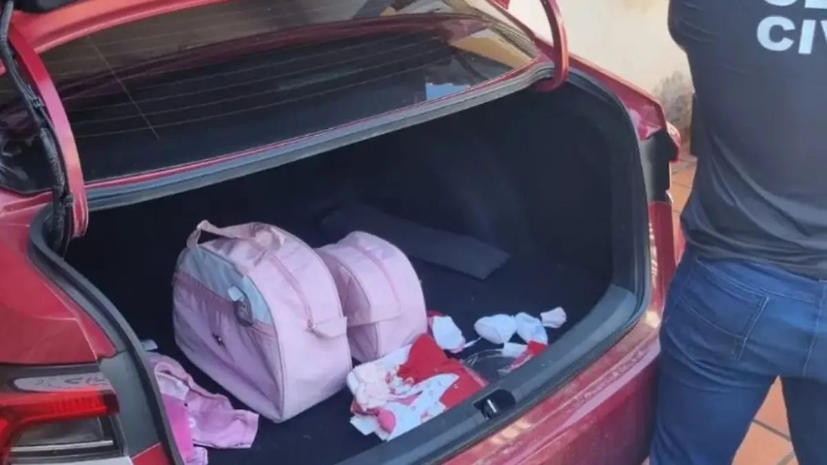 Polizei findet Babykleidung im Auto der Verdächtigen