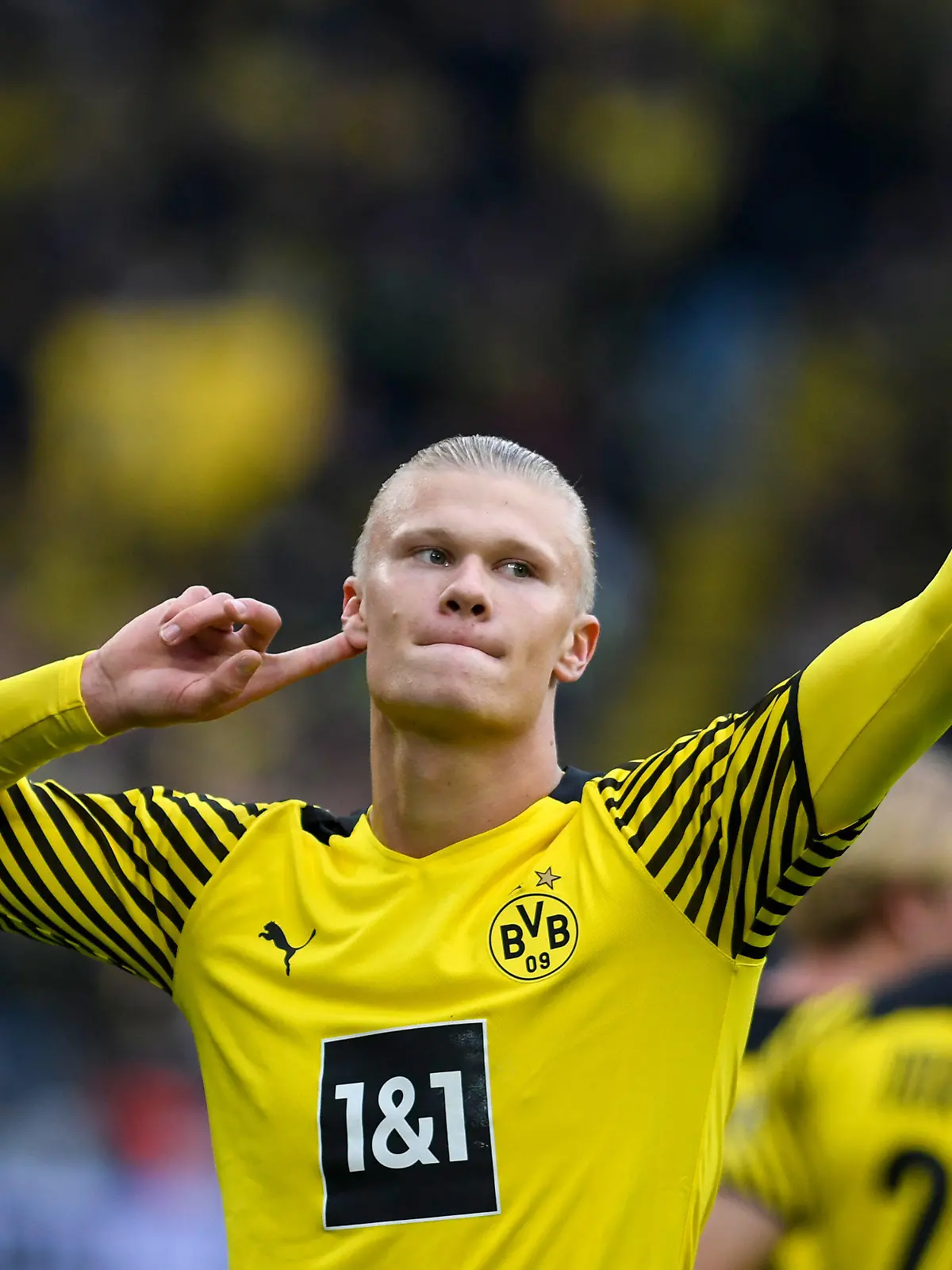 ARCHIV - 16.10.2021, Nordrhein-Westfalen, Dortmund: Fußball: Bundesliga, Borussia Dortmund - FSV Mainz 05, 8. Spieltag, im Signal Iduna Park. Dortmunds Stürmer Erling Haaland jubelt über seinen Treffer zum 2:0. Borussia Dortmund und Manchester City haben sich grundsätzlich auf einen Transfer von Stürmerstar Erling Haaland nach dieser Saison verständigt. Foto: Bernd Thissen/dpa +++ dpa-Bildfunk +++