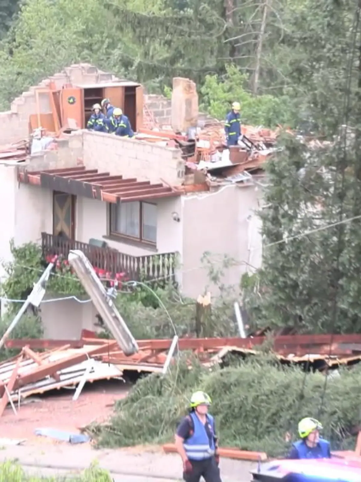 Heftige Unwetter tobten gestern in weiten Teilen Deutschlands. Höhepunkt: Ein Tornado im Saarland. Dutzende Häuser sind beschädigt.