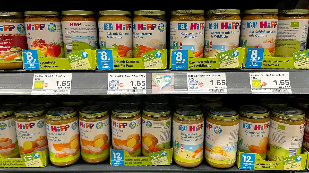 Hipp-Babynahrungsgläser stehen im Supermarktregal