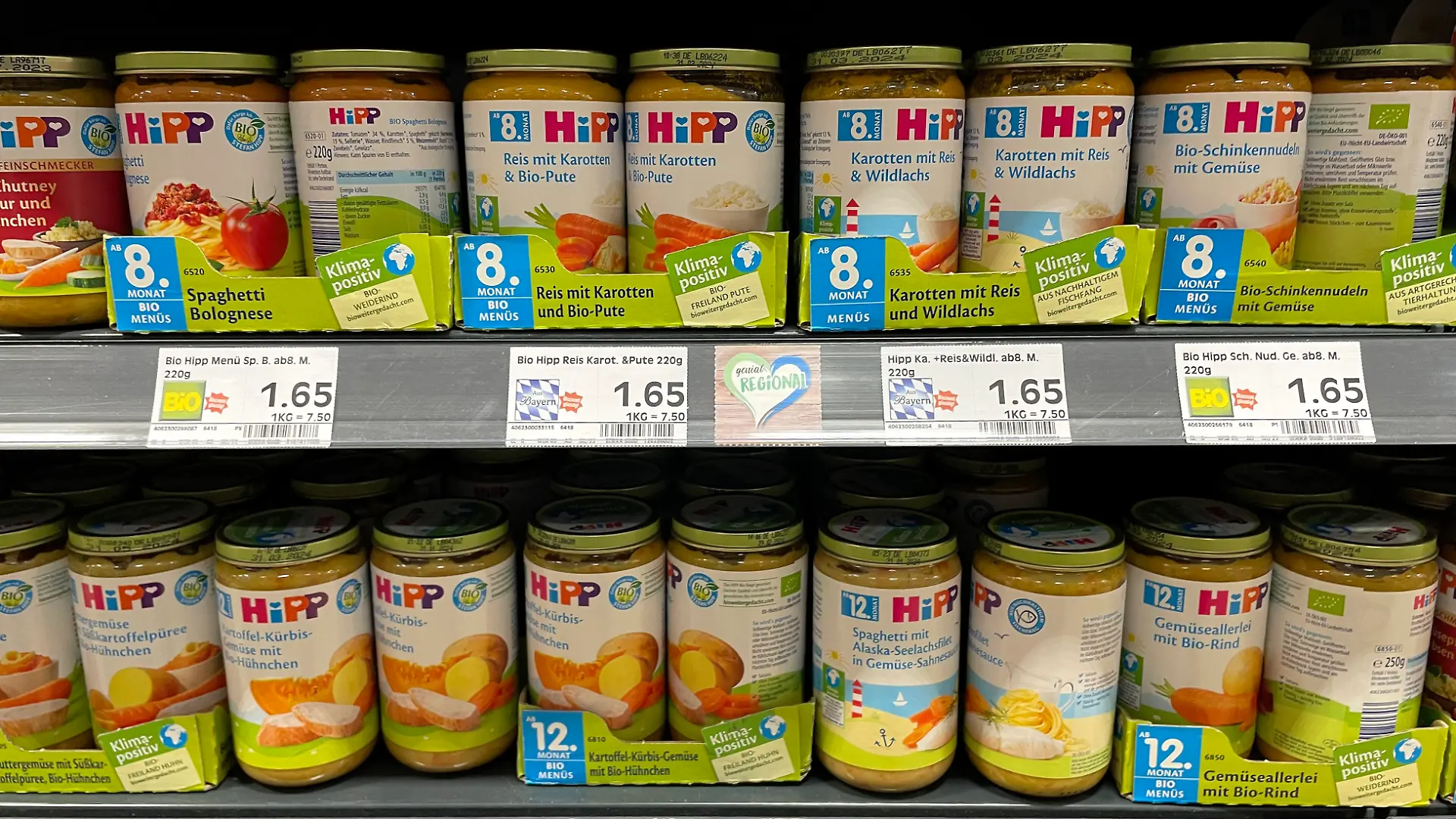 Hipp-Babynahrungsgläser stehen im Supermarktregal