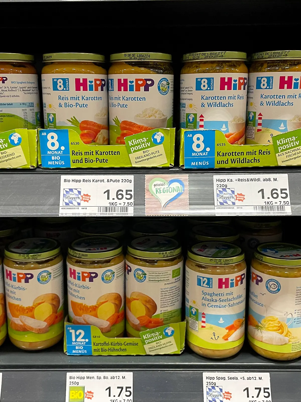 Hipp-Babynahrungsgläser stehen im Supermarktregal