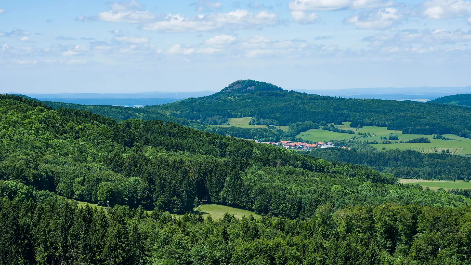 Ausblick vom Schafstein, hinten Berg Milseburg, Biosphärenreservat Rhön, Hessen, Deutschland, Europa