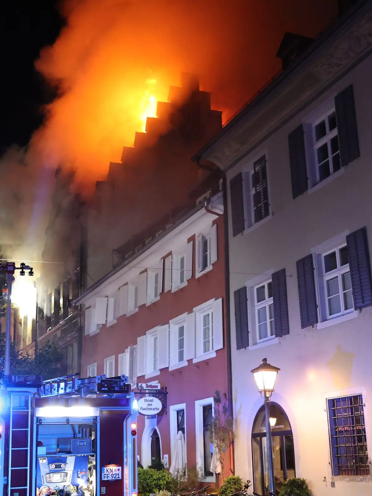 Bild zu: "Haus in Flammen - sieben Menschen verletzt!"
