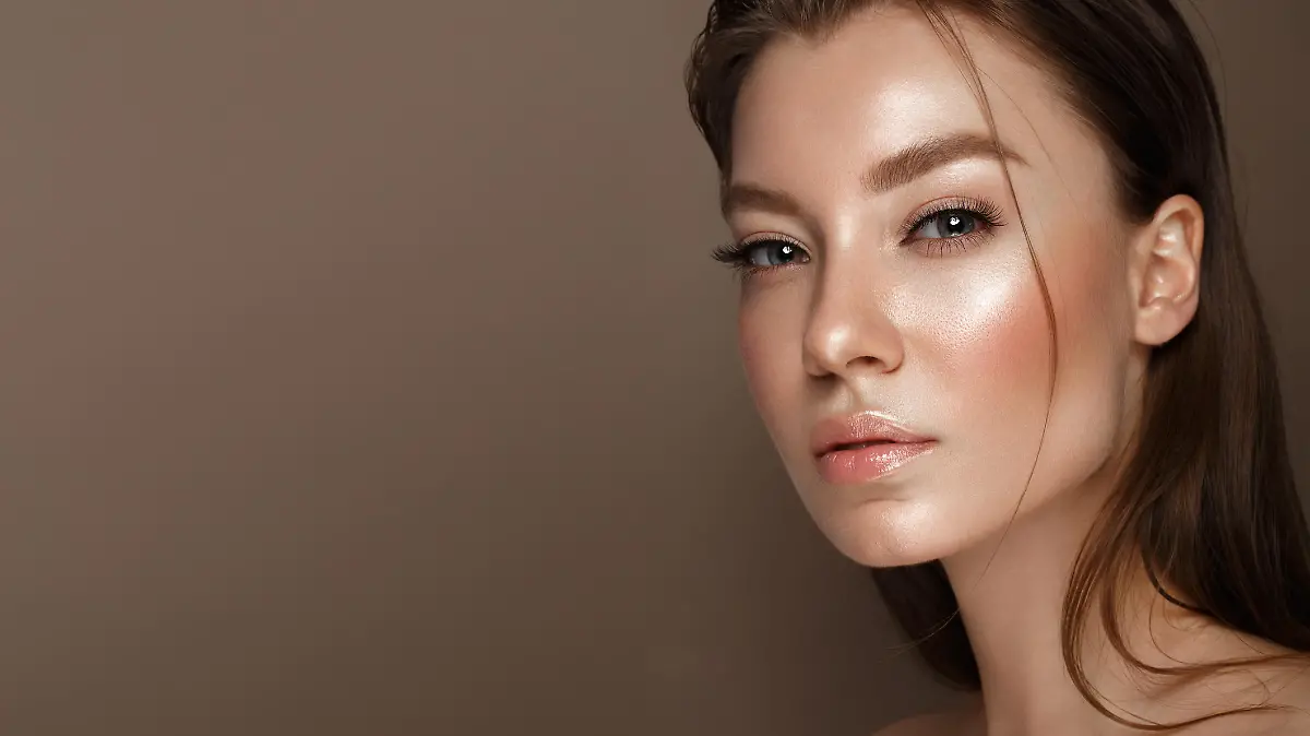 Frau mit glänzendem Make-up