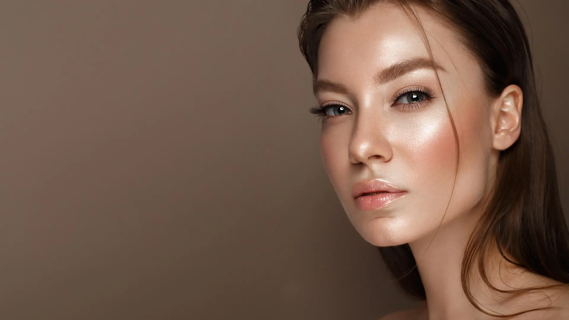 Frau mit glänzendem Make-up