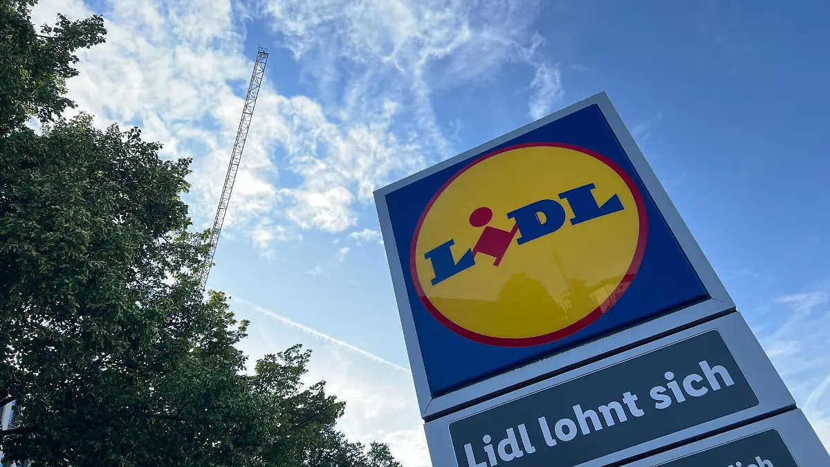 Ein Schild weist auf eine Lidl-Filiale hin