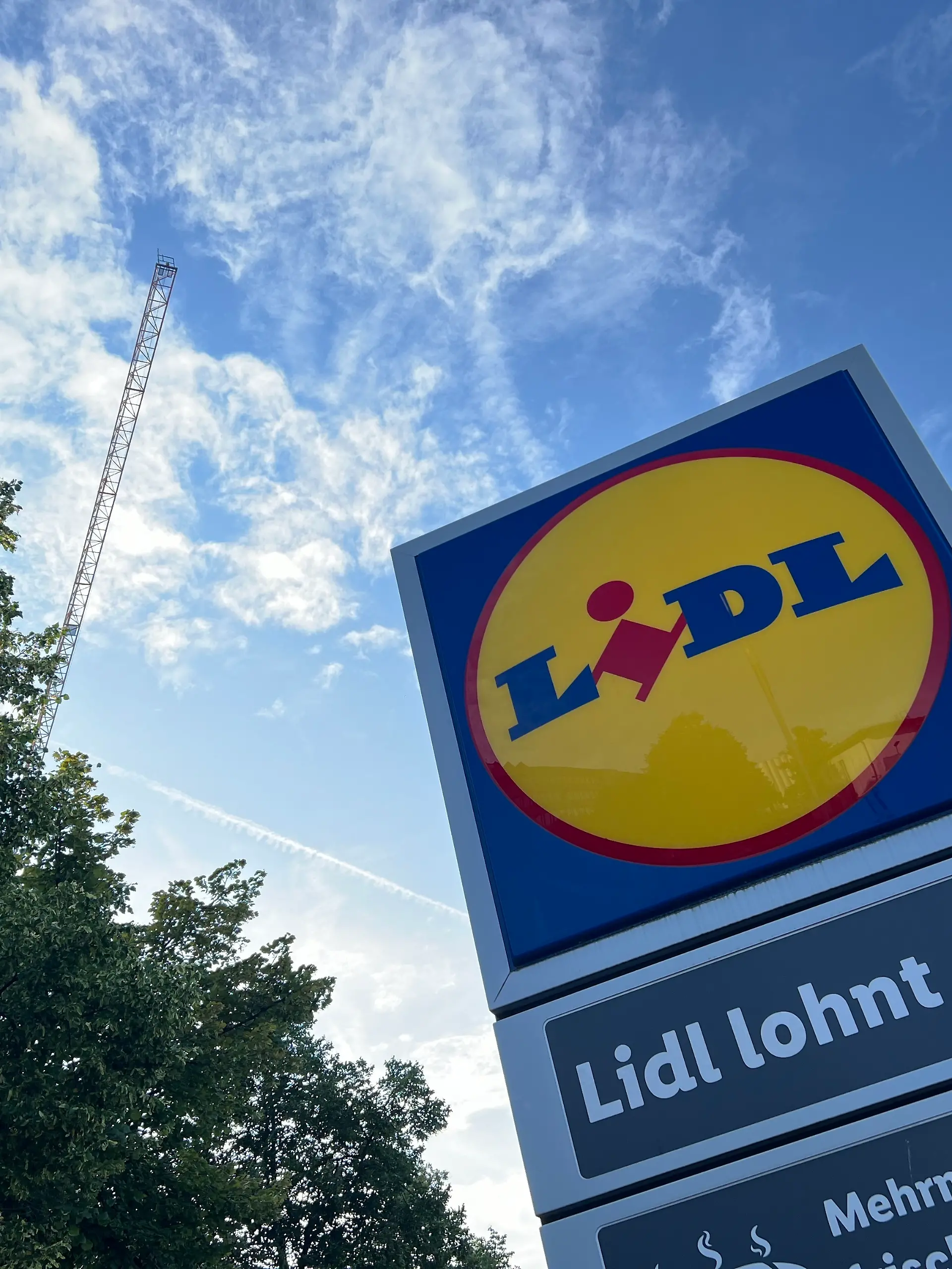 Ein Schild weist auf eine Lidl-Filiale hin