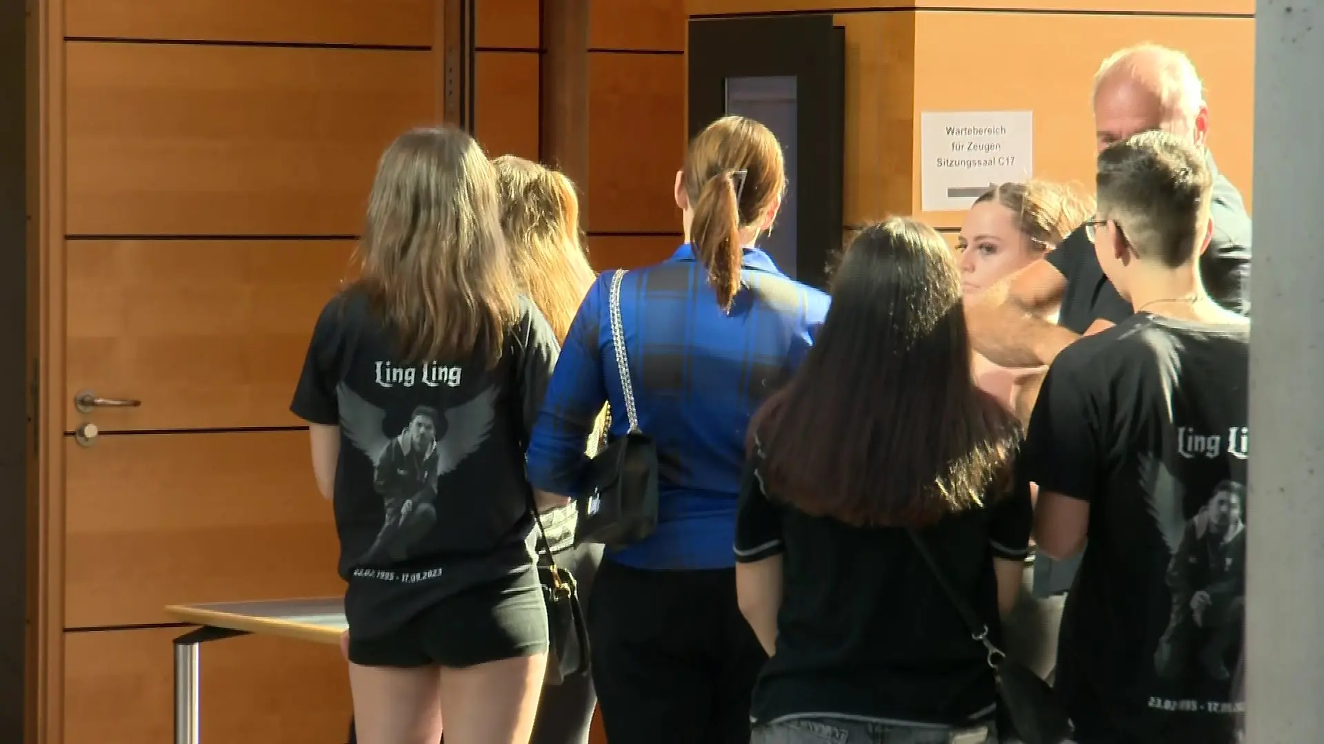 Prozessbeobachter mit T-Shirts, auf denen der Getötete abgebildet ist 