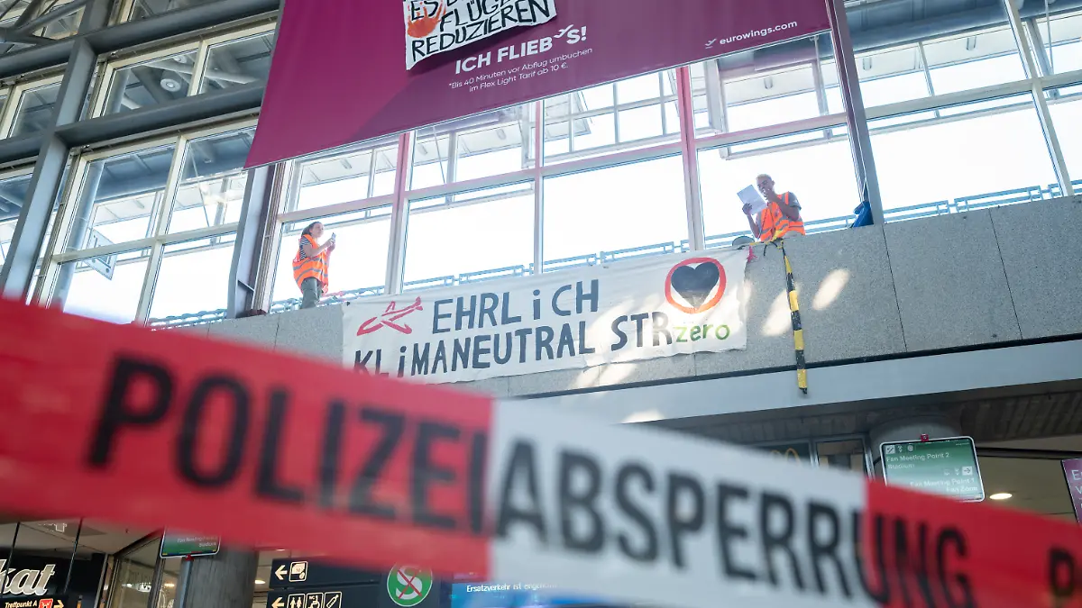 Klimaaktivisten stürmen den Stuttgarter Flughafen, klettern auf Gebäudeteile