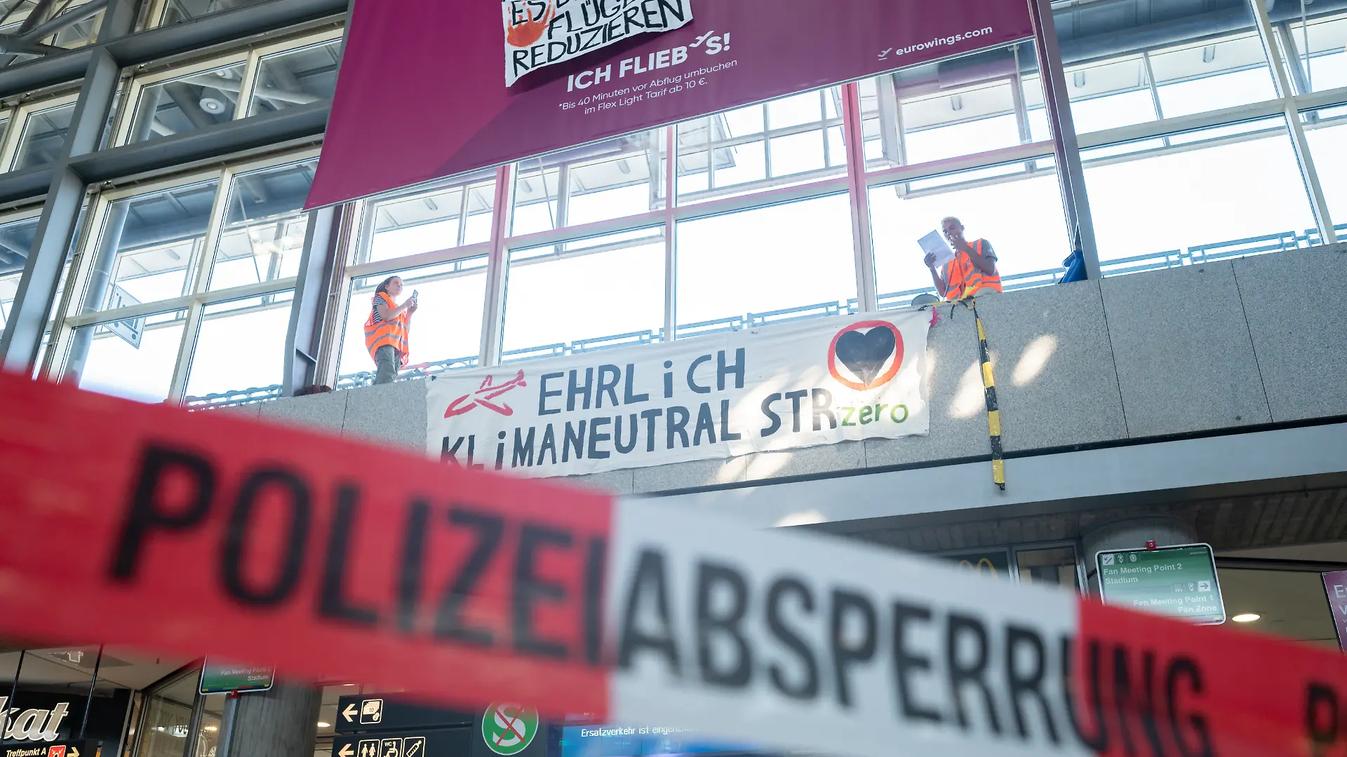 Klimaaktivisten stürmen den Stuttgarter Flughafen, klettern auf Gebäudeteile