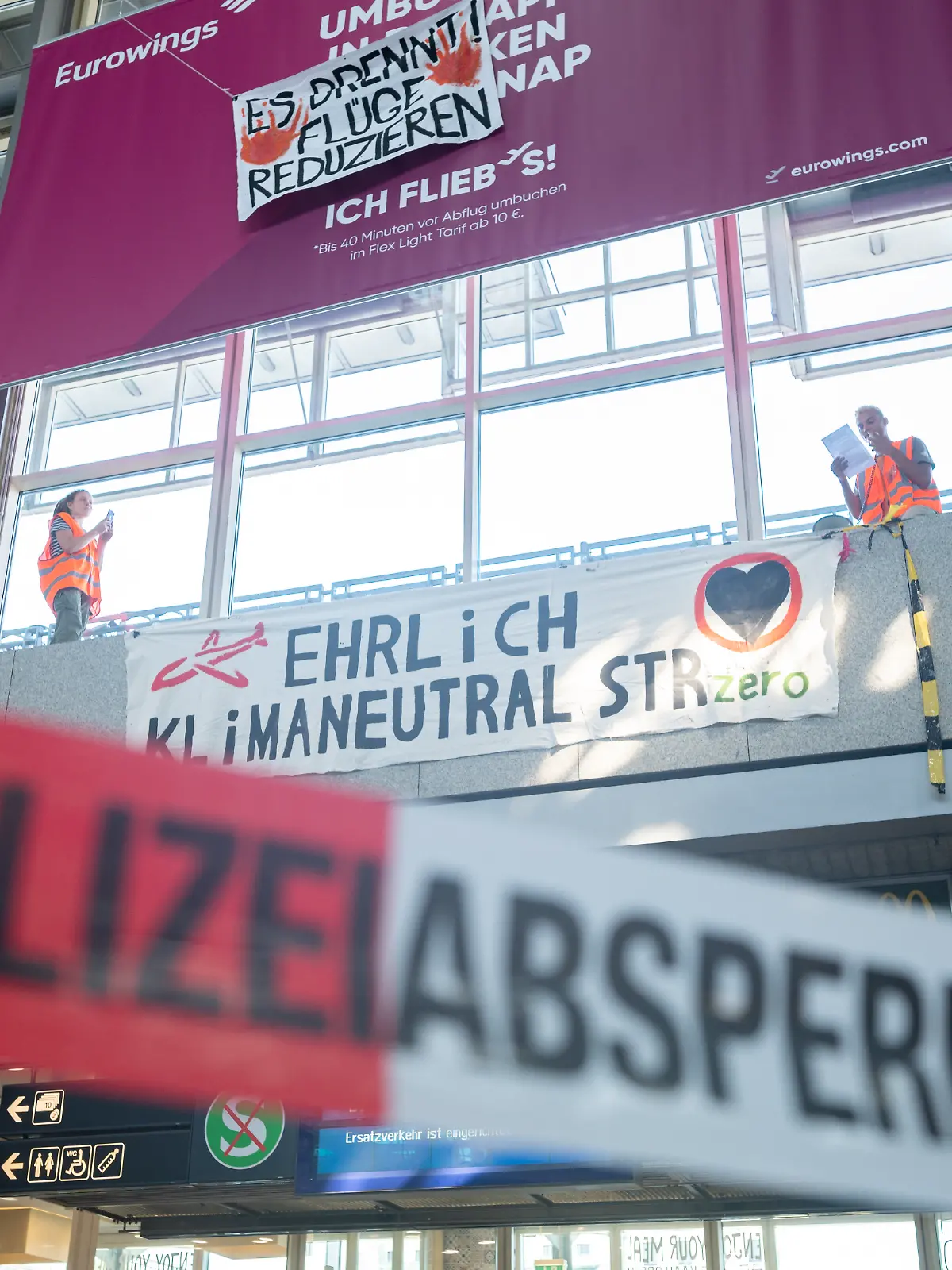 Klimaaktivisten stürmen den Stuttgarter Flughafen, klettern auf Gebäudeteile