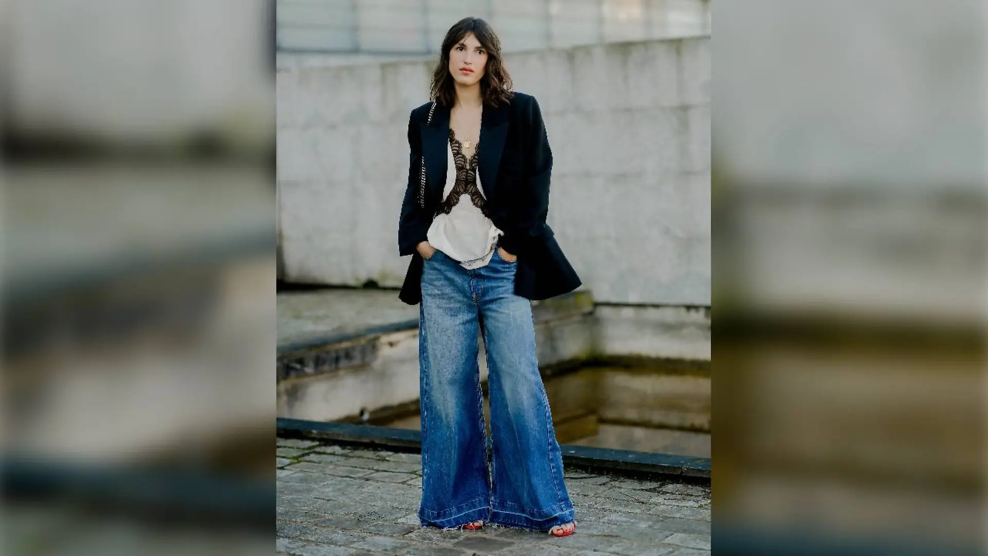 Die französische Designerin Jeanne Damas zeigt, wie man heutzutage Jeans trägt: weit!