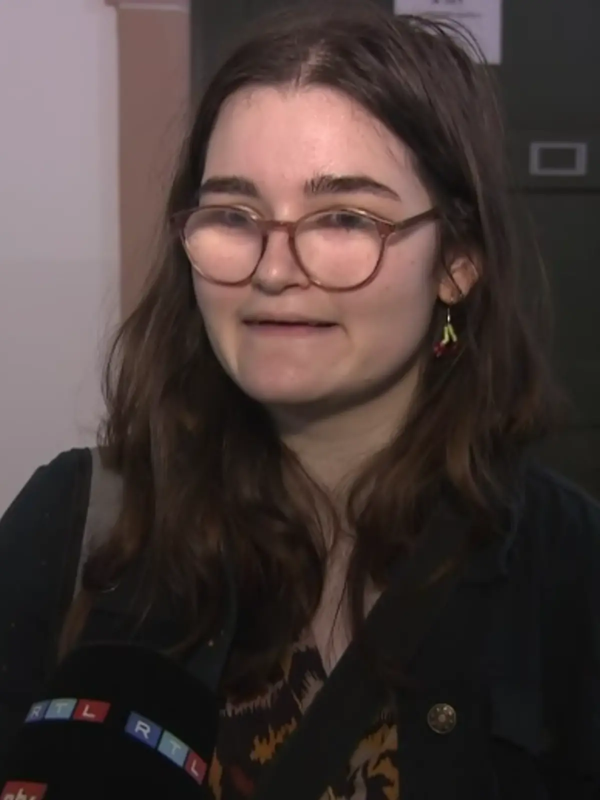 Eine Frau im Interview. 