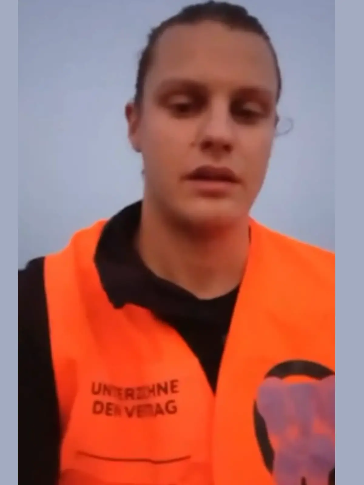 Ein Mann in Warnweste.