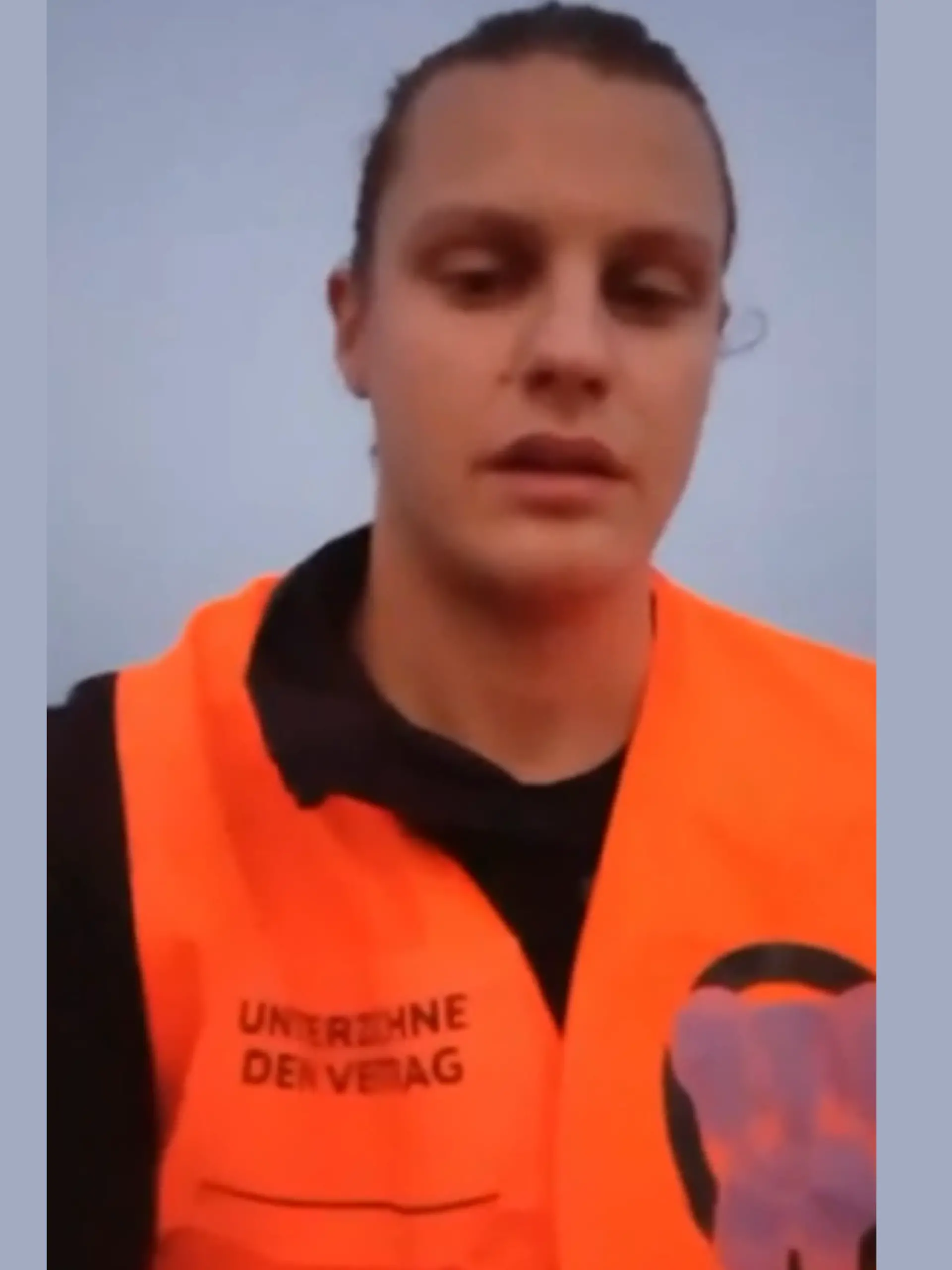 Ein Mann in Warnweste.