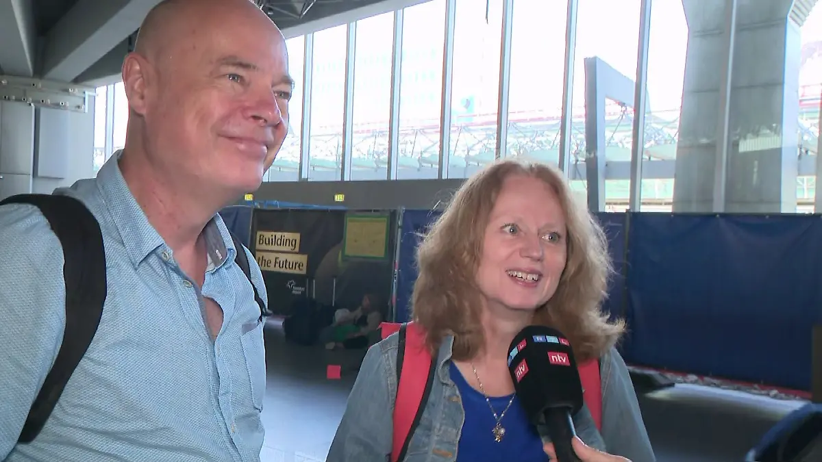 Opernsängerin Rika Westenberger und Gesangslehrer Eckhard Lindemann zur Protest-Aktion der Letzten Generation am Frankfurter Flughafen.