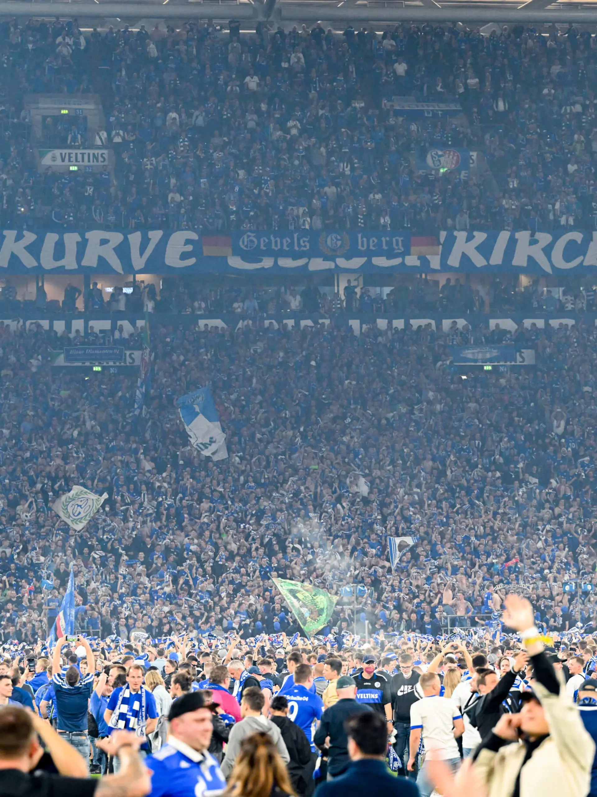 Fußball: 2. Bundesliga, Saison 2021/2022, 33. Spieltag, FC Schalke 04 - FC St. Pauli am 07.05.2022 in der Veltins Arena in Gelsenkirchen. -TK- Die Nordkurve des FC Schalke 04 während des Platzsturms. DFL REGULATIONS PROHIBIT ANY USE OF PHOTOGRAPHS AS IMAGE SEQUENCES AND/OR QUASI-VIDEO. *** Soccer 2 Bundesliga, season 2021 2022, 33 matchday, FC Schalke 04 FC St Pauli on 07 05 2022 at the Veltins Arena in Gelsenkirchen TK The north bend of FC Schalke 04 during the pitch storm DFL REGULATIONS PROHIBIT ANY USE OF PHOTOGRAPHS AS IMAGE SEQUENCES AND OR QUASI VIDEO Copyright: xTeresaxKrögerx