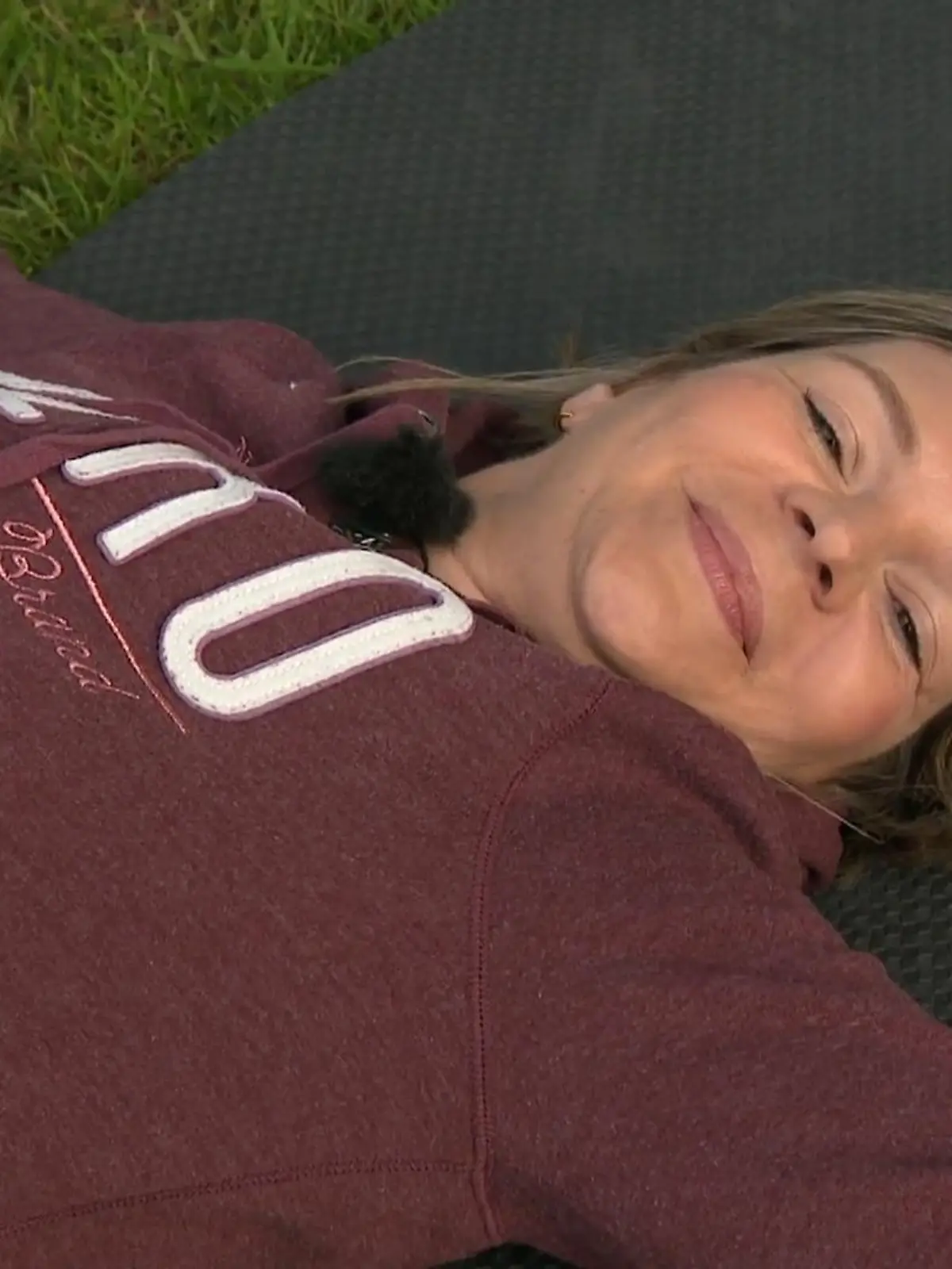Bild zu: "Reporterin testet Yoga mit „Delfinen der Weide”"