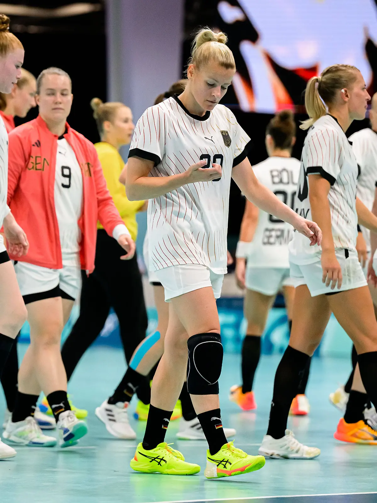 Mit gesenkten Köpfen und hängenden Schultern schleichen die deutschen Handballerinnen nach der Niederlage vom Parkett.