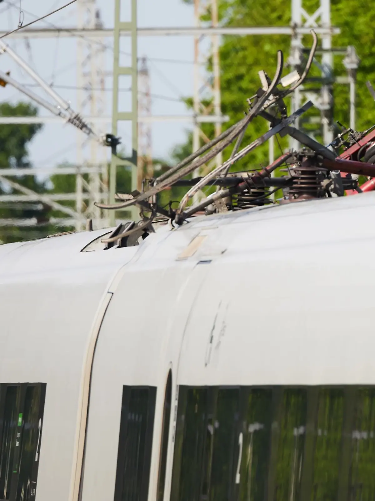 Bild zu: "750 Fahrgäste sitzen Stunden in Zügen fest"