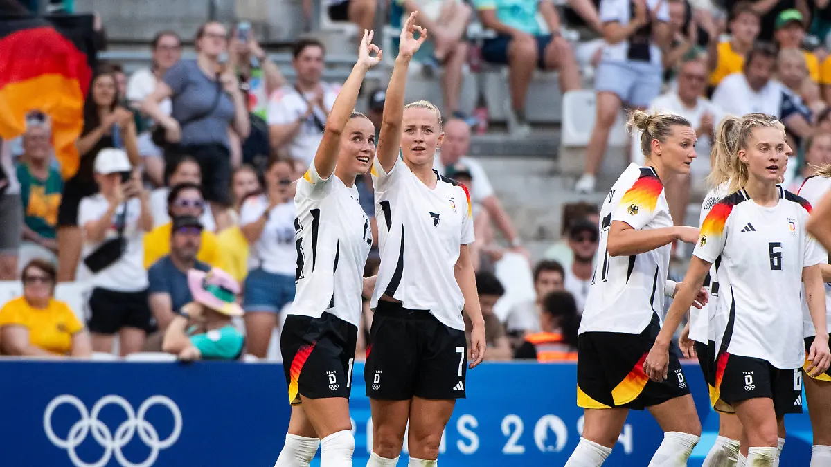 Giulia Gwinn und Lea Schüller jubeln für Lena Oberdorf