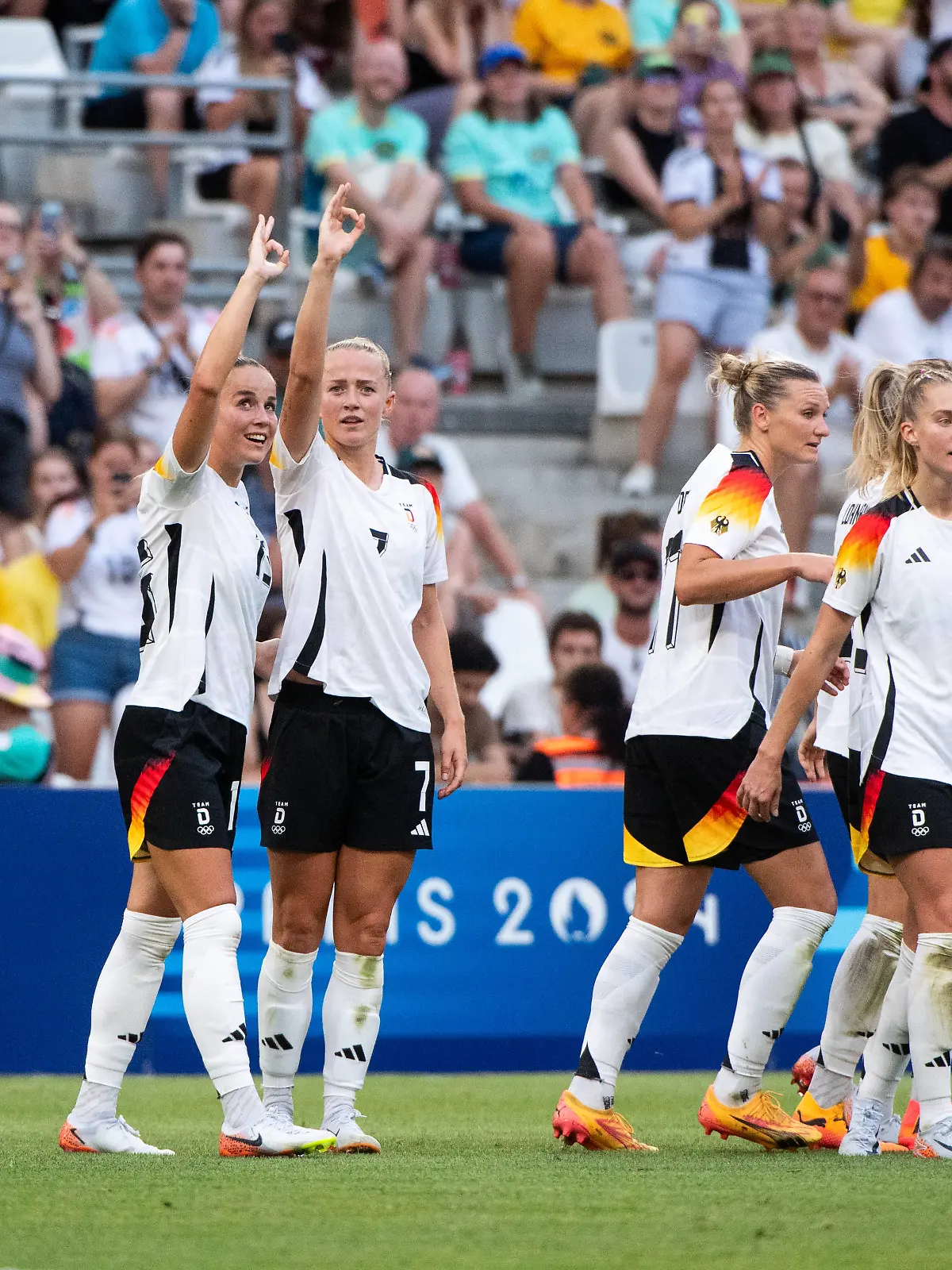 Giulia Gwinn und Lea Schüller jubeln für Lena Oberdorf