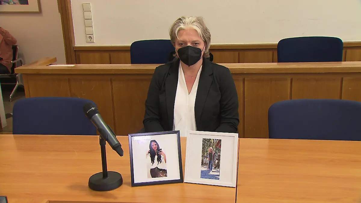 Die Mutter der getöteten Larissa brachte zum Urteil ein Foto ihrer Tochter und ihrer Enkelin mit.
