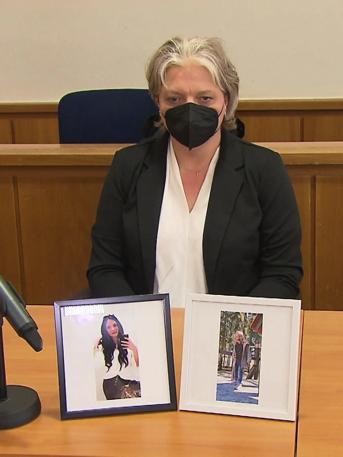 Die Mutter der getöteten Larissa brachte zum Urteil ein Foto ihrer Tochter und ihrer Enkelin mit.