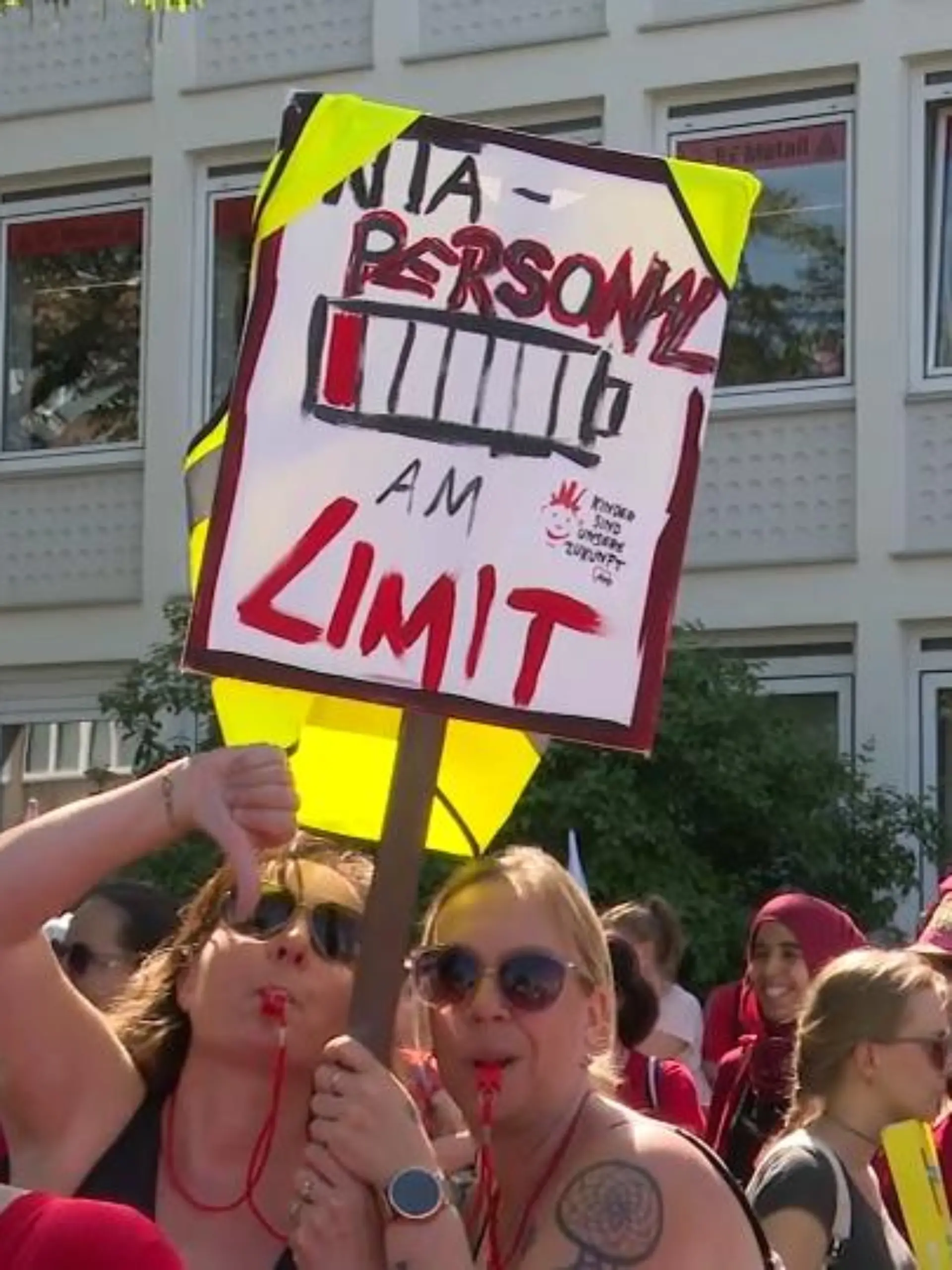 Es muss sich etwas ändern – da sind sich hunderte Erzieherinnen und Erzieher einig. Um der Politik ein Signal zu geben, gingen sie in Hessen auf die Straße und demonstrierten für bessere Arbeitsbedingungen. Parallel dazu kritisiert die SPD Hessens schwarz-grüne Regierung im Landtag. Es werde schlichtweg zu wenig getan, um dem Fachkräftemangel Herr zu werden. Die Einzelheiten gibt es im Videobeitrag.