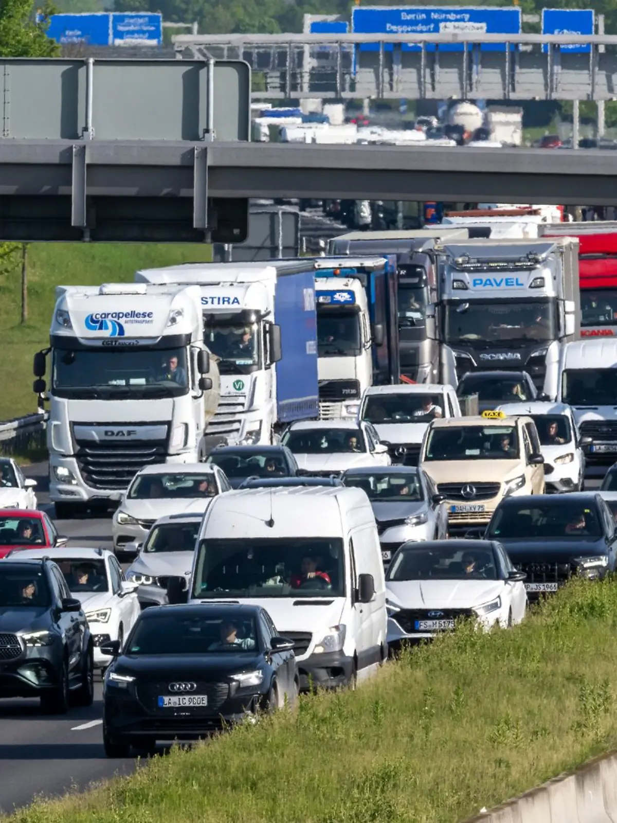 Bild zu: "ADAC warnt vorm Super-Stau-Wochenende"